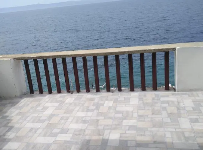 Crni بيت للعطل *